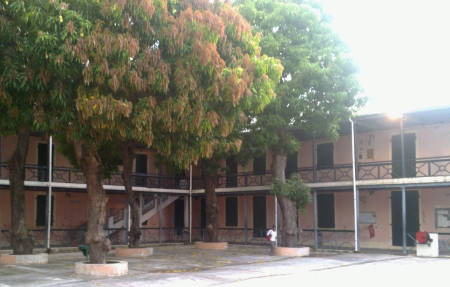Innenhof der Schule mit Mango-Bäumen.